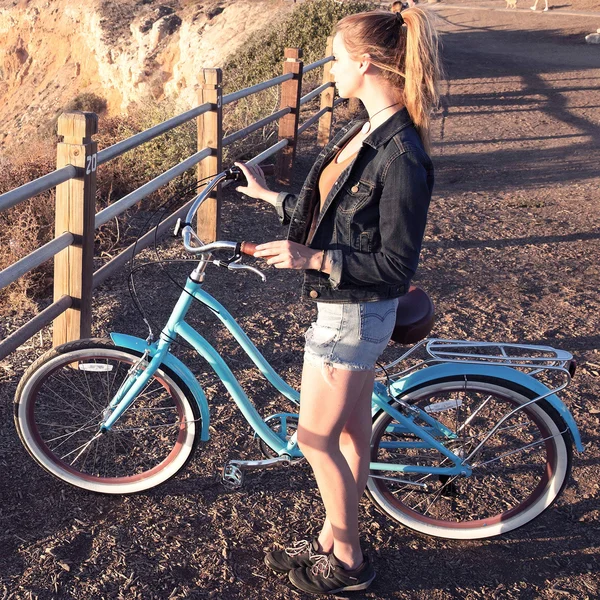 sixthreezero EVRYjourney Women's 24x22 3 Speed Step-Through Touring Hybrid Bicycle - Navy