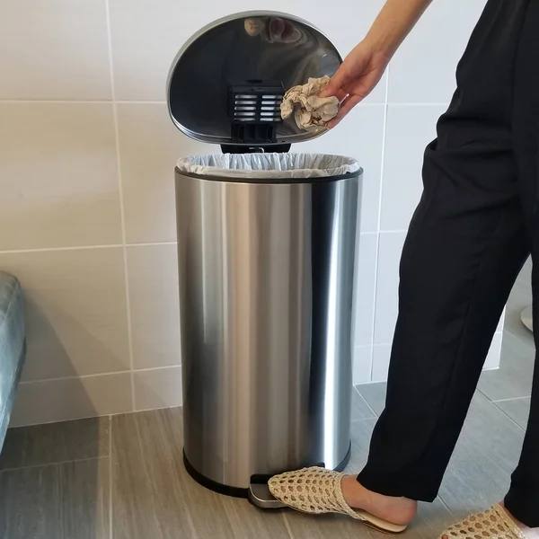 iTouchless SoftStep 8 Gallon Kitchen Step Trash Can with Odor Filter & Removable Inner Bucket, Stainless Steel, 30 LITER Sem