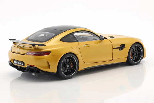 Mercedes AMG GT R AMG Solarbeam Yellow Metallic with Carbon Top 1/18 Model Car by AUTOart 76332