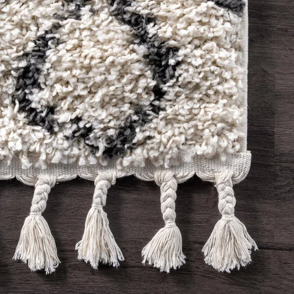 nuLOOM Nieves Moroccan Diamond Tassel Off-White 5 ft. x 8 ft. Oval Rug - Beige