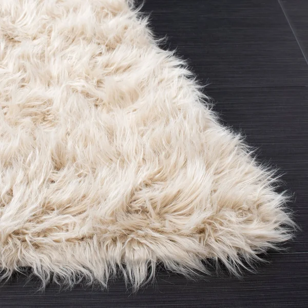 Safavieh Faux Sheep Skin Ivory 2&-6x22 x 10& Rug