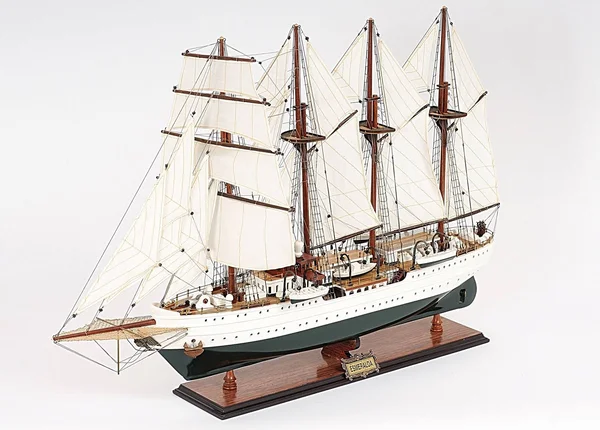 Old Modern Handicrafts T115 Esmeralda Painted