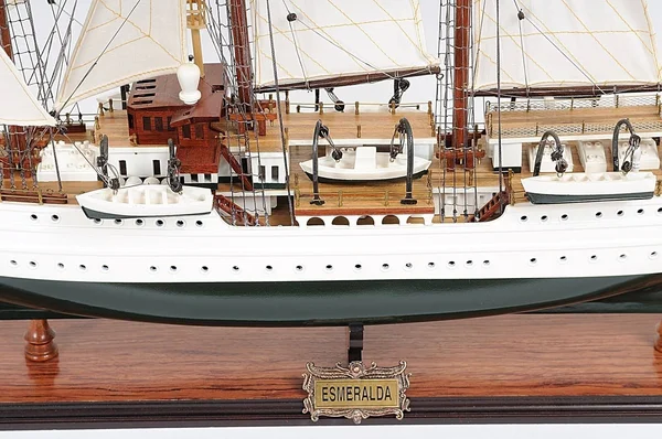 Old Modern Handicrafts T115 Esmeralda Painted