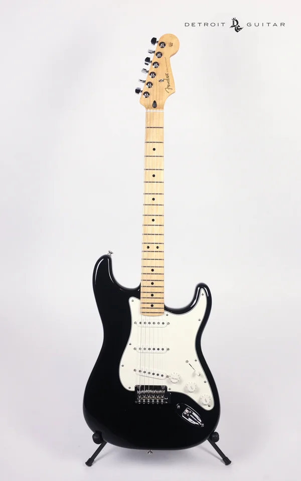 Fender Player Stratocaster, Maple Fingerboard, Black