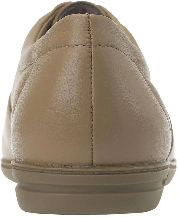 Easy Spirit Motion 7 Women's Tan