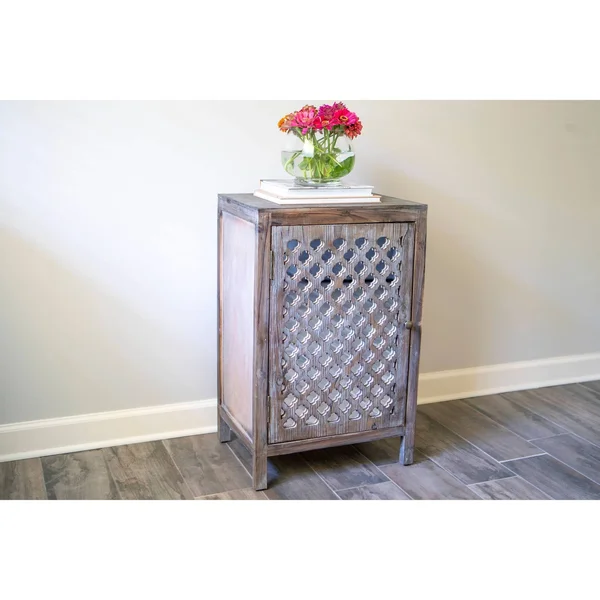 Decor Therapy Quatrefoil Distressed Gray Mirror Accent End Table